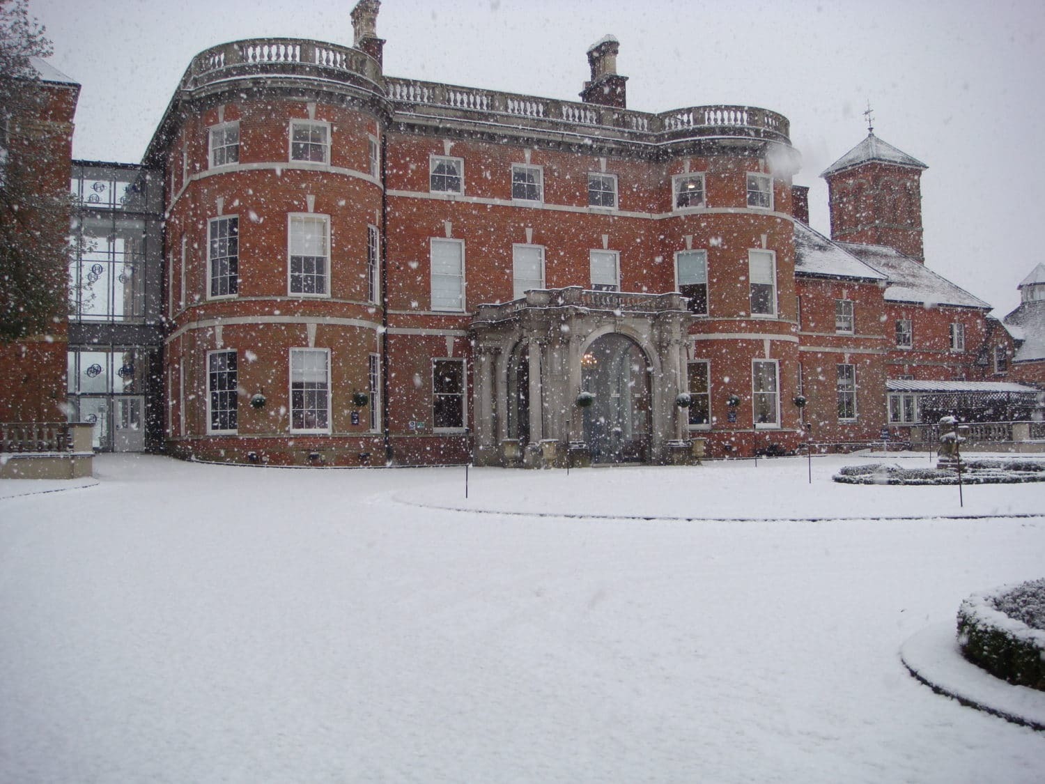 Oakley Hall Hotel Бэйсингсток Экстерьер фото